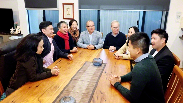 オーストラリアSGI、西オーストラリア方面のリーダーらと谷川SGI理事長が和やかに。師弟共戦の前進を約し合った（15日、パース市内で）