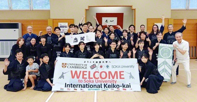 創価大学と英ケンブリッジ大学の剣道部による国際交流稽古会。参加者が記念のカメラに（東京・八王子市の創大で）