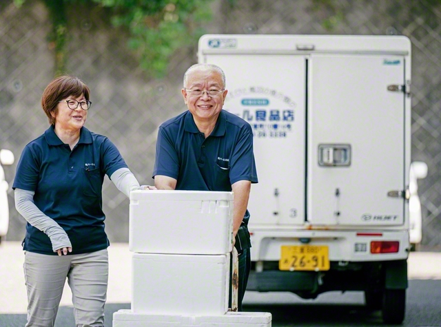 伊勢志摩地域の魅力を全国へ発信する藤原さん㊨と妻・みのりさん