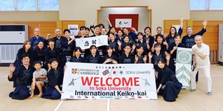創価大学と英ケンブリッジ大学の剣道部による国際交流稽古会。参加者が記念のカメラに（東京・八王子市の創大で）