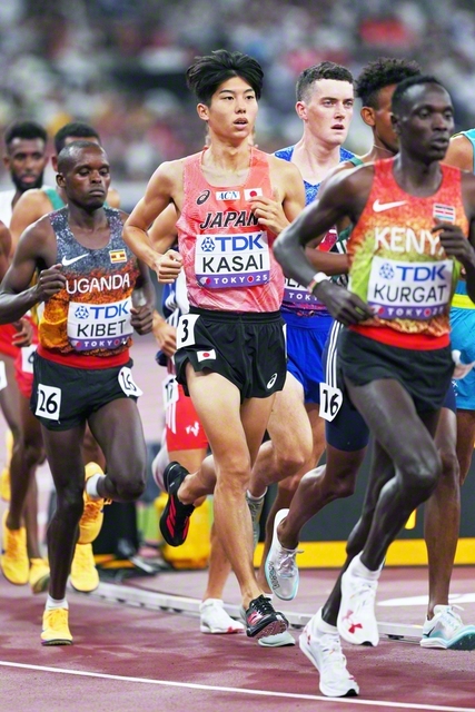 力走する葛西選手（14日、国立競技場で＝共同）