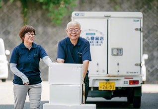 伊勢志摩地域の魅力を全国へ発信する藤原さん㊨と妻・みのりさん