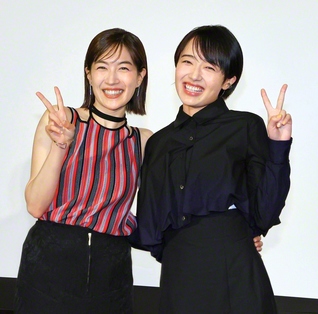 主人公・望月飛鳥役の木竜麻生㊧と、飛鳥の同級生・日比野ひかりを演じる森田望智