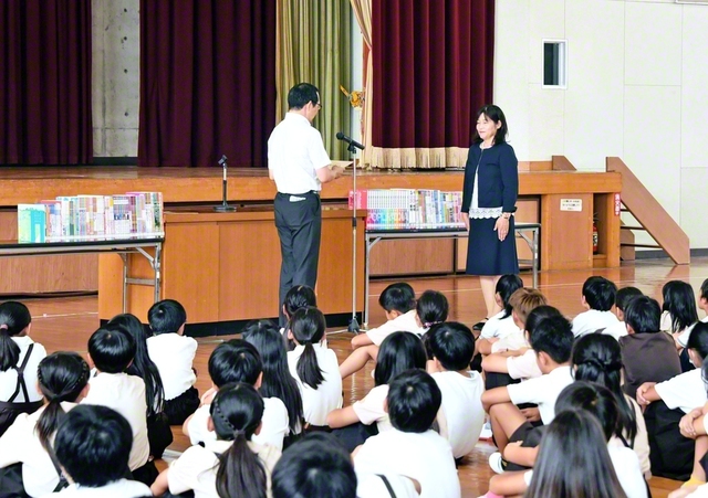 良書は心を磨く宝――全校児童が参加して行われた贈呈式（愛媛・今治市立桜井小学校で）