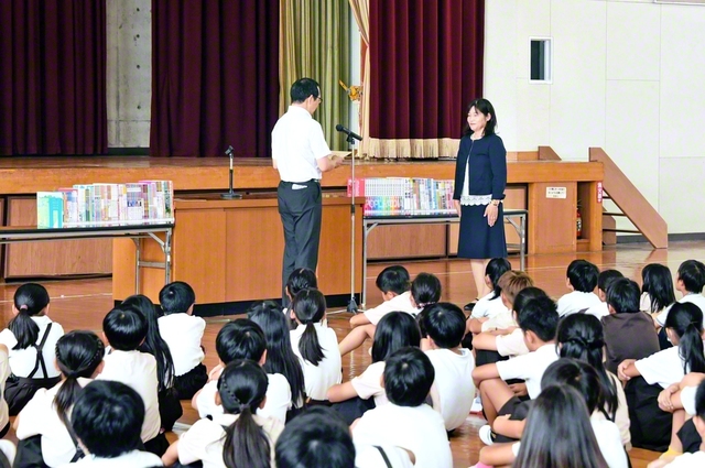 良書は心を磨く宝――全校児童が参加して行われた贈呈式（愛媛・今治市立桜井小学校で）
