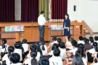 良書は心を磨く宝――全校児童が参加して行われた贈呈式（愛媛・今治市立桜井小学校で）