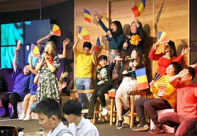 有志によるパフォーマンス。創造性あふれる演技・演奏で会合を盛り上げた（同）