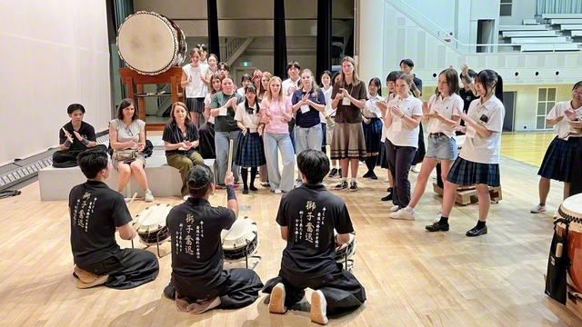 関西高の和太鼓クラブ「栄光太鼓」による演目に拍手が送られた（16日）
