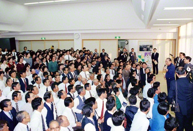 1991年2月12日、都城文化会館で開かれた都城・小林圏の記念勤行会に池田先生が出席。ロマン薫る素晴らしき地で、広布拡大と地域貢献に励む友を心からたたえた