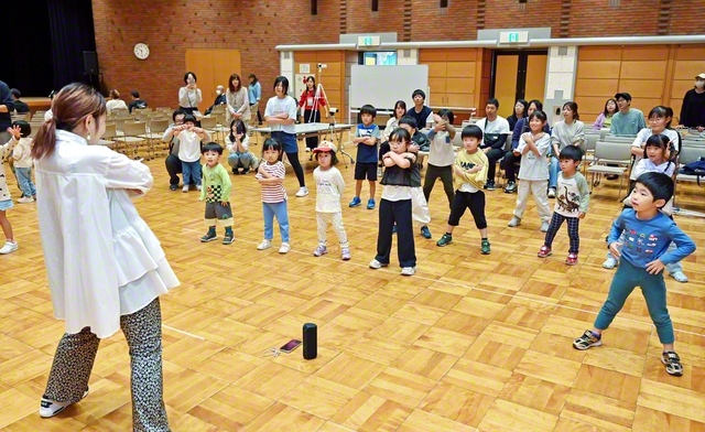 はい、ポーズ！――ダンスの体験レッスンでは、ダンサーのSeiraさんの指導のもと、子どもたちが楽しくダンス（20日、江別市中央公民館・コミュニティセンターで）