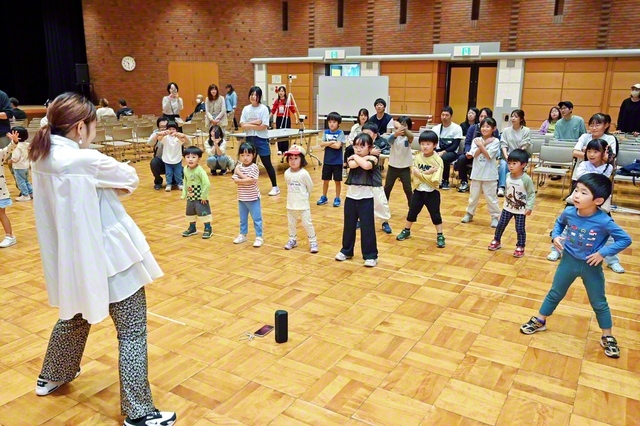 はい、ポーズ！――ダンスの体験レッスンでは、ダンサーのSeiraさんの指導のもと、子どもたちが楽しくダンス（20日、江別市中央公民館・コミュニティセンターで）