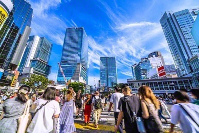 牧口先生は「社会は精神の結合体」であり、「社会の精神とはいえども、各個人を離れて存在するにあらずして、その存立は社会を組成する各個人の精神中にあるなり」と論じている（Ryuji/PIXTA）