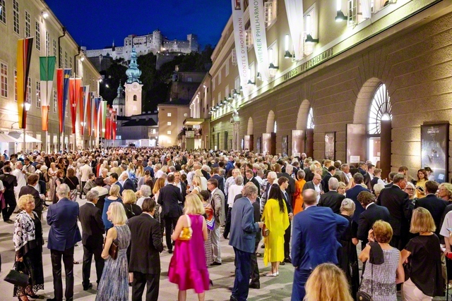 公演の休憩中、観客たちでにぎわう祝祭大劇場前　©Salzburger　Festspiele/Andreas　Kolarik