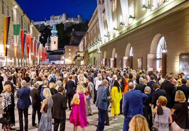 公演の休憩中、観客たちでにぎわう祝祭大劇場前　©Salzburger　Festspiele/Andreas　Kolarik