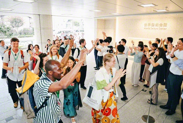 師弟の熱願「世界の聖教」へ――来日したSGIの青年が世界聖教会館に（今月）