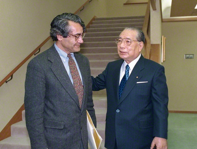 1996年2月、イラン出身でイスラム教徒の平和学者マジッド・テヘラニアン博士を迎えて（東京・信濃町で）。グローバル化が進む未来を展望し、文明間対話の重要性を確認し合った。二人の語らいは対談集『二十一世紀への選択』に結実した