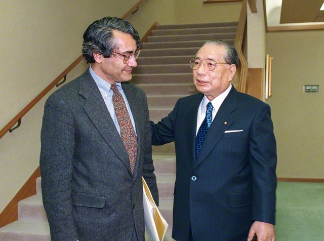 1996年2月、イラン出身でイスラム教徒の平和学者マジッド・テヘラニアン博士を迎えて（東京・信濃町で）。グローバル化が進む未来を展望し、文明間対話の重要性を確認し合った。二人の語らいは対談集『二十一世紀への選択』に結実した