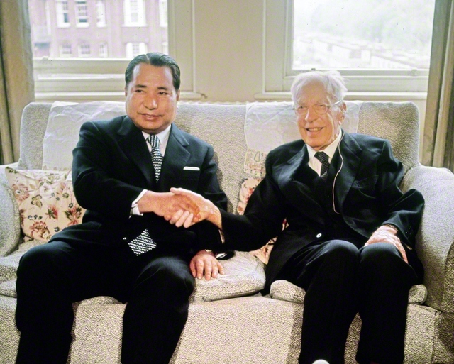 対談の最終日、トインビー博士㊨と池田先生が握手を交わす（1973年5月19日、ロンドン市内の博士の自宅で）