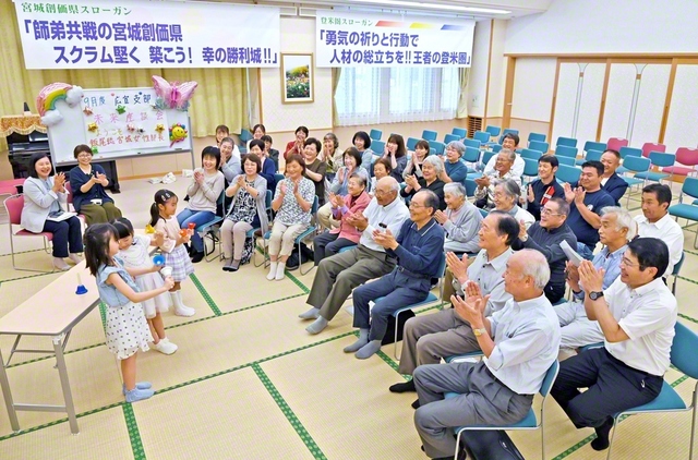 宮城の登米圏・広宣支部の座談会。未来っ子によるハンドベルの演奏に場内が沸いた（20日、登米文化会館で）