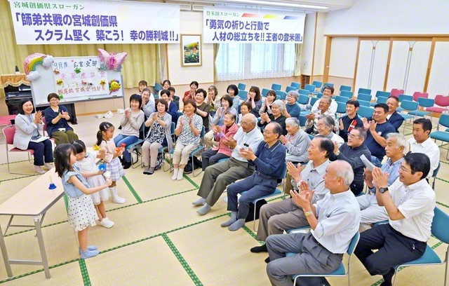 宮城の登米圏・広宣支部の座談会。未来っ子によるハンドベルの演奏に場内が沸いた（20日、登米文化会館で）