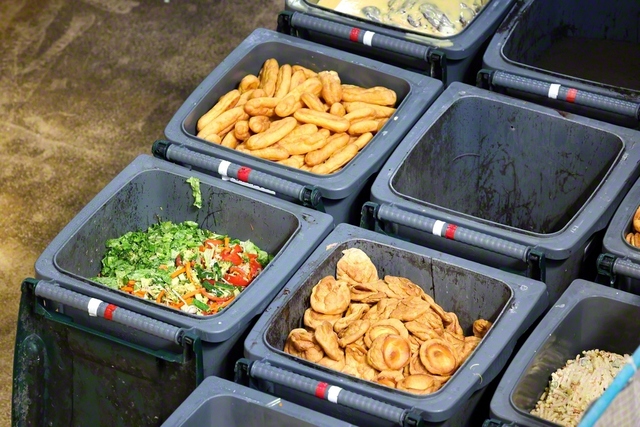 回収された原料。専用容器に入れて、重量を計測する