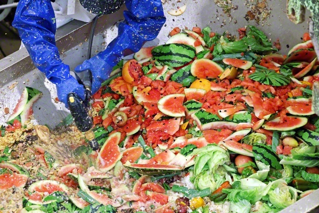 投入された原料。大きな物は、高圧洗浄機で細断する