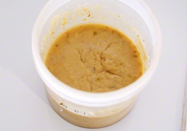 完成した「リキッド発酵飼料」。この飼料で育った豚は、ブランド豚として百貨店等で販売される