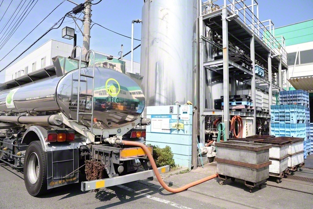 タンクローリーにリキッド発酵飼料を搬入する