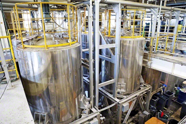 破砕した原料をタンク内でかき混ぜ、90度で60分以上、殺菌処理を行う