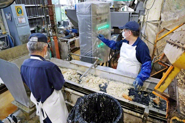 異物がないか、手作業で確認。金属探知機を使って金属も除去する