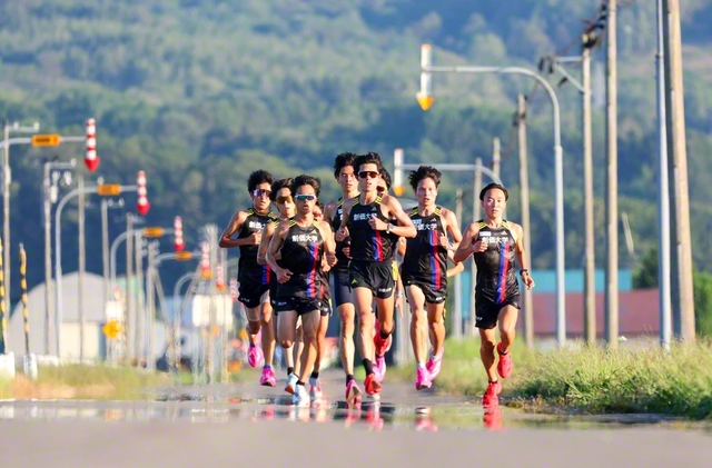 北海道深川市での3次合宿で、5キロのポイント練習に汗を流す創価大学駅伝部の選手たち（5日）。今季のチームは「例年よりおとなしいが、実戦になると積極的になるメリハリが特徴」と榎木監督は語る。“闘創心”を燃やし、創価の新たな歴史を開く