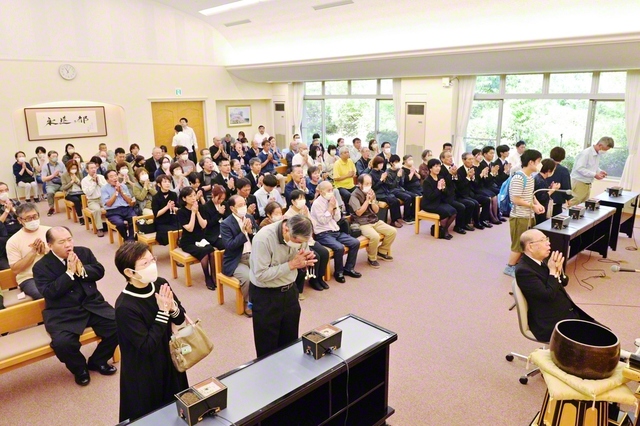 岩手・みちのく池田記念墓地公園での秋季彼岸勤行法要。長谷川理事長の導師で家族や同志、友人、先祖代々の三世にわたる安穏を祈念した（23日）
