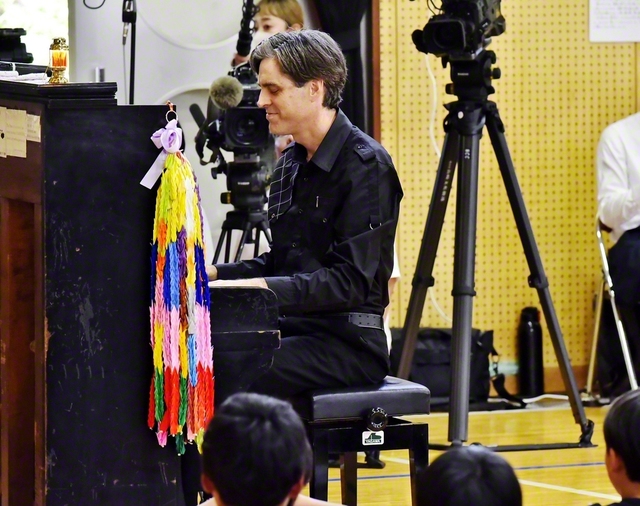城山小学校で行われた民音の「平和コンサート」。ジェイコブ・コーラー氏が多彩な楽曲を披露した