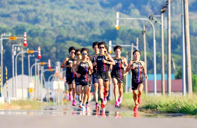 北海道深川市での3次合宿で、5キロのポイント練習に汗を流す創価大学駅伝部の選手たち（5日）。今季のチームは「例年よりおとなしいが、実戦になると積極的になるメリハリが特徴」と榎木監督は語る。“闘創心”を燃やし、創価の新たな歴史を開く