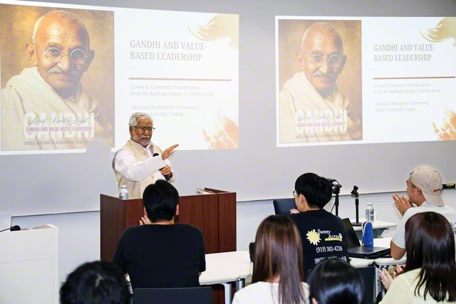 講演するラダクリシュナン博士。苦難の中でも、常に明るい未来を展望し続けた池田先生とガンジーの生き方に深い共感を寄せた（創価大学で）