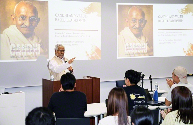 講演するラダクリシュナン博士。苦難の中でも、常に明るい未来を展望し続けた池田先生とガンジーの生き方に深い共感を寄せた（創価大学で）