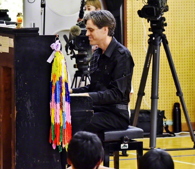 城山小学校で行われた民音の「平和コンサート」。ジェイコブ・コーラー氏が多彩な楽曲を披露した