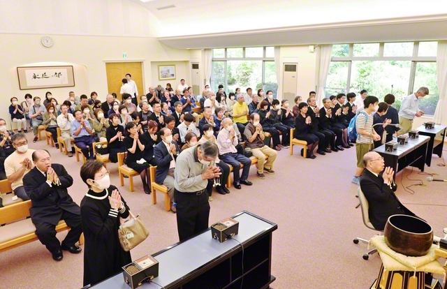 岩手・みちのく池田記念墓地公園での秋季彼岸勤行法要。長谷川理事長の導師で家族や同志、友人、先祖代々の三世にわたる安穏を祈念した（23日）