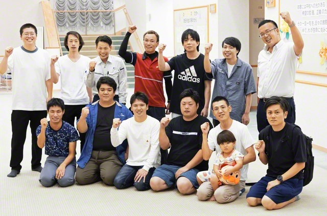 若い力の活躍が光る丸亀圏男子部のリーダーたち（丸亀文化会館で）。「丸亀圏の魅力は“仲の良さ”。一人でも多くのメンバーに男子部の輪に加わってほしい」と宮内圏男子部長（左端）は語る