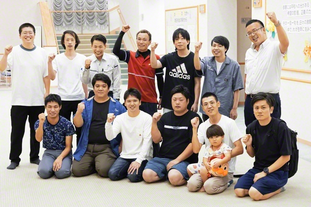 若い力の活躍が光る丸亀圏男子部のリーダーたち（丸亀文化会館で）。「丸亀圏の魅力は“仲の良さ”。一人でも多くのメンバーに男子部の輪に加わってほしい」と宮内圏男子部長（左端）は語る