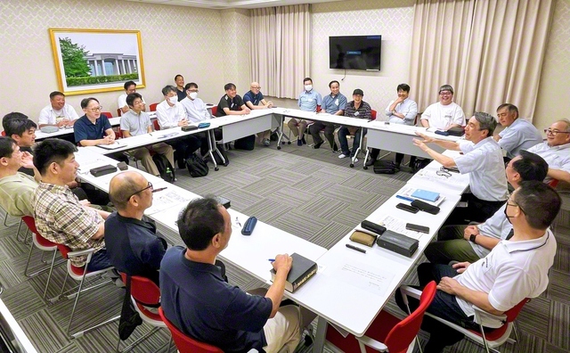 守谷創価県のヤング壮年部勉強会。小川総茨城長も激励に駆け付け、終始、笑いと拍手が絶えない熱気あふれる会合に（今月7日、取手文化会館で）
