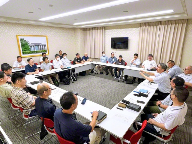 守谷創価県のヤング壮年部勉強会。小川総茨城長も激励に駆け付け、終始、笑いと拍手が絶えない熱気あふれる会合に（今月7日、取手文化会館で）