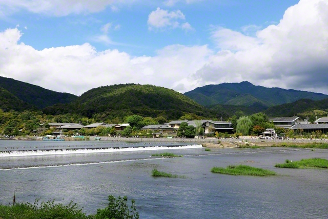 渡月橋から望む大堰川と嵯峨の山並み（京都市右京区）。自然豊かな景勝地として、平安貴族にも愛された