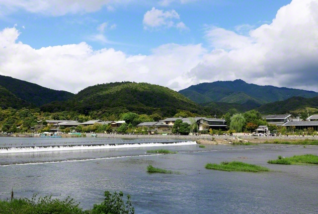 渡月橋から望む大堰川と嵯峨の山並み（京都市右京区）。自然豊かな景勝地として、平安貴族にも愛された