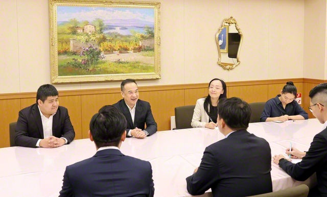 駐日中国大使館の韓強公使参事官（奥列左から2人目）一行と青年世代の代表が語り合う（24日、学会本部第2別館で）