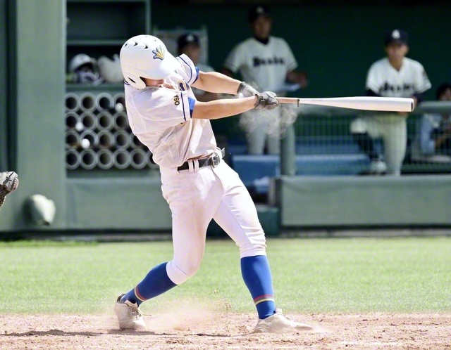 八回裏、適時二塁打を放つ内山（GOSANDO南港野球場で）