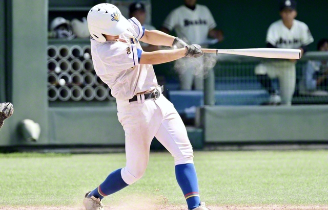 八回裏、適時二塁打を放つ内山（GOSANDO南港野球場で）