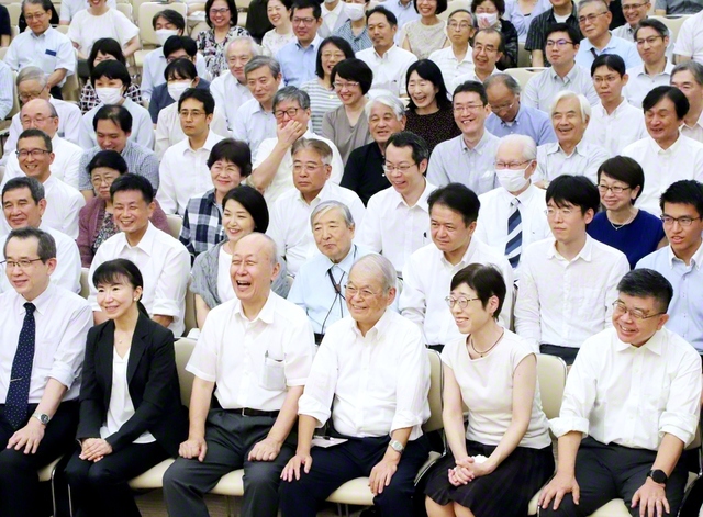 広布に生きる英知の陣列！――首都圏学術部の友が勝利の証しを示す決意に燃えて（金舞会館で）