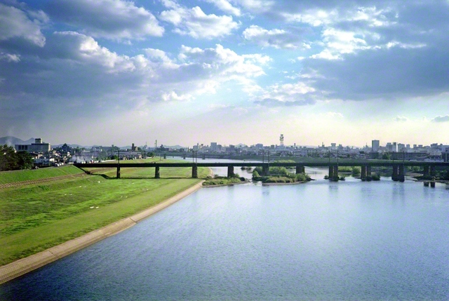 広島へ向かう新幹線の車中、池田先生が岡山の旭川をカメラに収めた（1985年10月19日）。川沿いにある烏城公園では、かつて戸田先生が出席して野外集会が開かれた。池田先生は第3代会長に就任した1カ月後の60年6月、恩師に思いをはせ、川べりを散策した