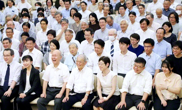 広布に生きる英知の陣列！――首都圏学術部の友が勝利の証しを示す決意に燃えて（金舞会館で）